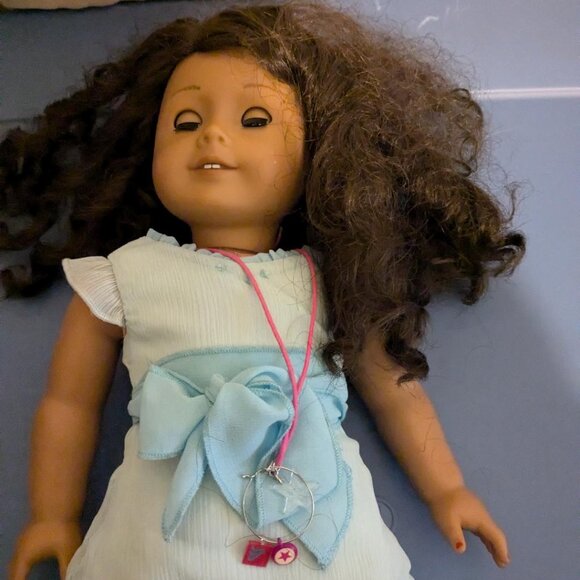 AMERICAN DOLL, GABRIELA, RETIRED, Brunette, long curly strands and blue dress - Picture 2 of 4